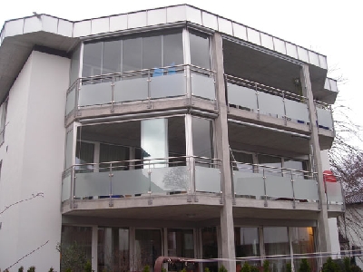 http://www.albrechtmetallbau.de//inc/pixlie/cache/vs_Ganzglasschiebewaende_bild96.jpg